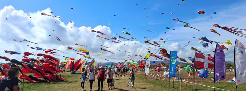 Festival International de l Air Frejus public si zmeie uriase Public printre zmeie uriașe, bannere colorate și instalații de vânt la Festival International de l’Air Fréjus, pe terenurile deschise de la Base Nature François Léotard.