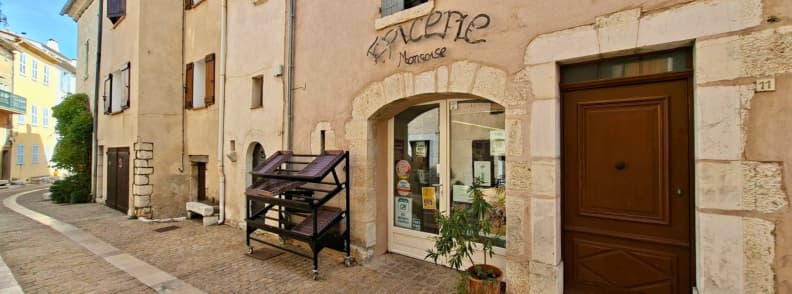 Epicerie Monsoise magazin alimentar Mons Var Fațada Épicerie Monsoise din Mons Var, magazin alimentar amenajat într-o casă veche din centrul satului, pe o stradă îngustă pavată.