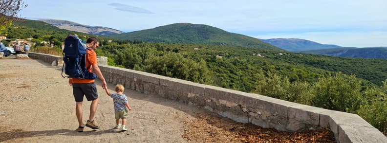 Mons Var cu copii panorama Pays de Fayence Tată și copil mic mergând la punctul panoramic din Mons Var, cu dealurile împădurite și culmile din Pays de Fayence în fundal.