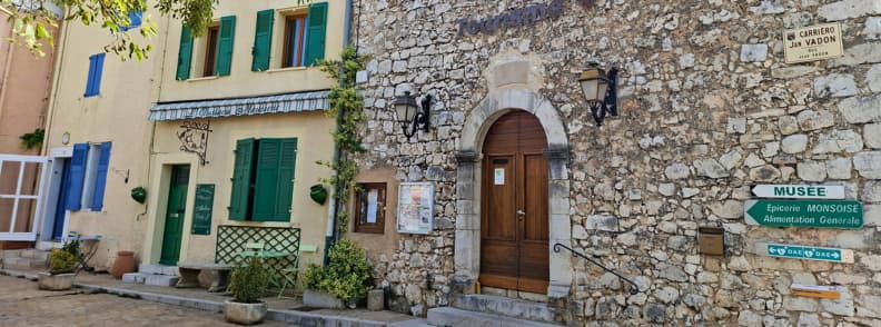 Oficiu turistic Mons Var Rue Jean Vadon muzeu Oficiul de turism din Mons Var pe Rue Jean Vadon, într-o clădire veche din piatră, lângă indicatoare spre Musée și Épicerie Monsoise.