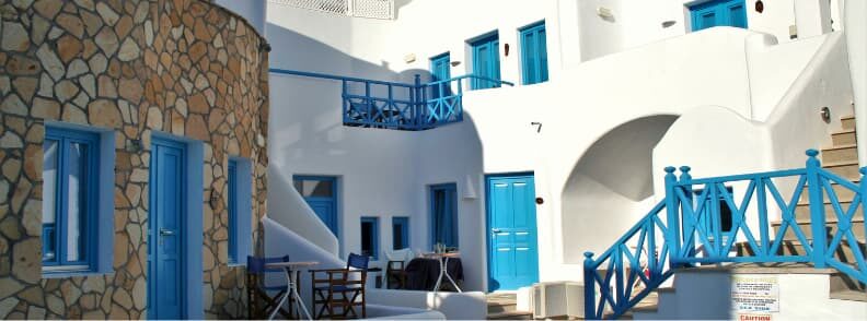 where to stay in santorini on a budget