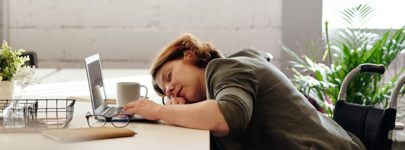 digital nomad lifestyle cons woman suffering burnout as digital nomad lifestyle cons