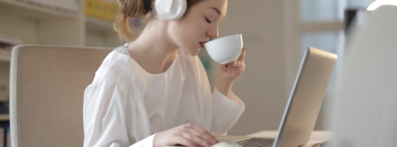 work from anywhere drawbacks and pulls woman at peace with work from anywhere drawbacks and pulls