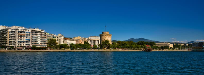 What to do in Thessaloniki. View of Thessaloniki’s White Tower and seafront promenade, a top attraction recommended in most Thessaloniki travel tips and guides on what to do in the city