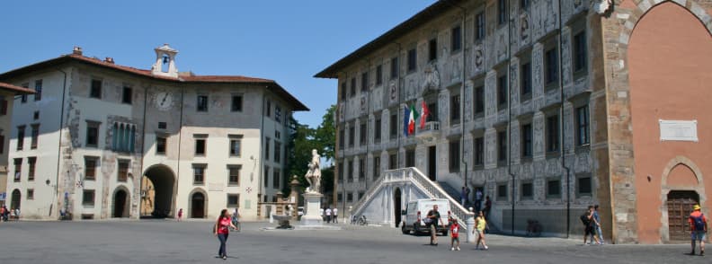 palazzo della carovana pisa piazza dei cavalieri Palazzo della Carovana Pisa and Piazza dei Cavalieri with tourists walking under the summer sun