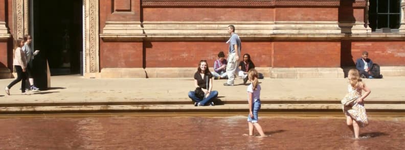 Mirela Letailleur The Travel Bunny relaxing and children playing in the courtyard pool at the Victoria and Albert Museum London
