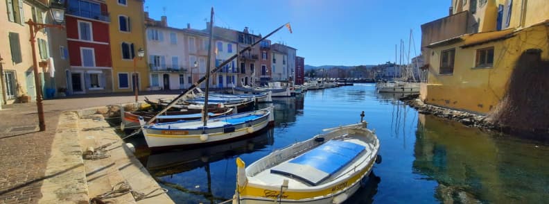 Martigues canal boats Miroir aux Oiseaux Provence travel Colorful fishing boats moored along the calm canal of Martigues’ Miroir aux Oiseaux, surrounded by pastel houses and bright Provençal sunlight.