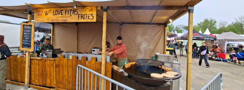 foire de brignoles food trucks pita stand grilled street food provence Pita food stand grilling meat on a large outdoor brazier at the Foire de Brignoles food truck area.