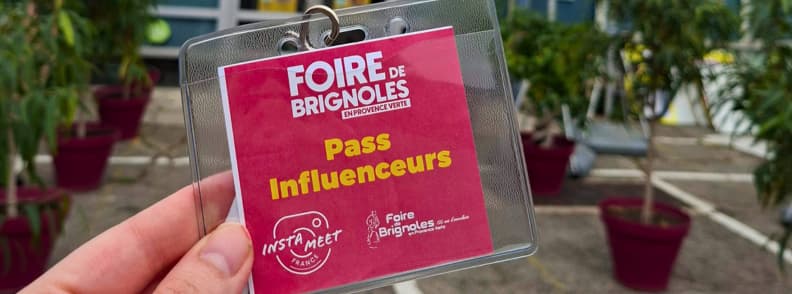 foire de brignoles influencer pass instameet france provence fair Foire de Brignoles influencer pass badge from Instameet France held in hand at the fairgrounds in Provence Verte.