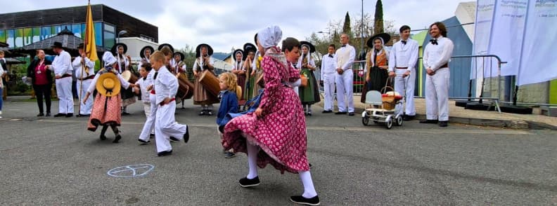 foire de brignoles traditional costumes provencal dance history heritage Children and adults in traditional Provençal costumes performing a dance at the Foire de Brignoles, with musicians and spectators in the background.