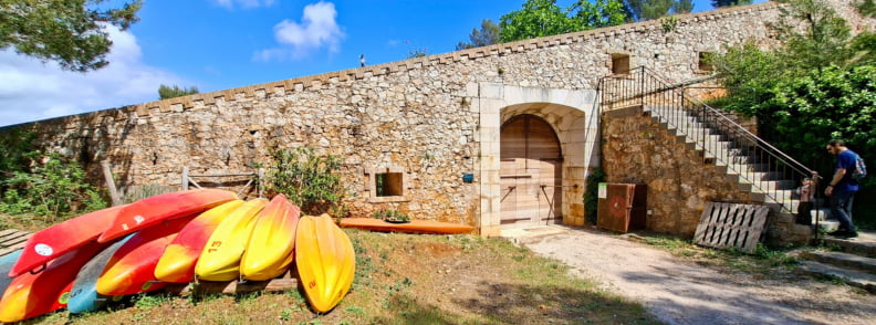 Cap Antibes Kayak Posidonia Antibes Colorful kayaks beside the stone walls of Batterie du Graillon at Posidonia Antibes, marking the guided sea kayak access point on Cap d’Antibes.