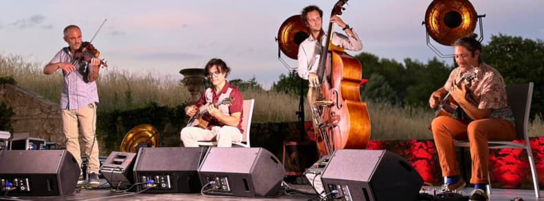 Four musicians performing violin, guitar and double bass at an outdoor Les Musicales dans les Vignes concert in Provence.