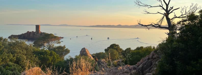 Frejus and Saint Raphael Autumn Day Trip Guide Île d’Or off Cap Dramont in Saint-Raphaël, with Mediterranean water, rocky Estérel coastline, and warm autumn evening light.