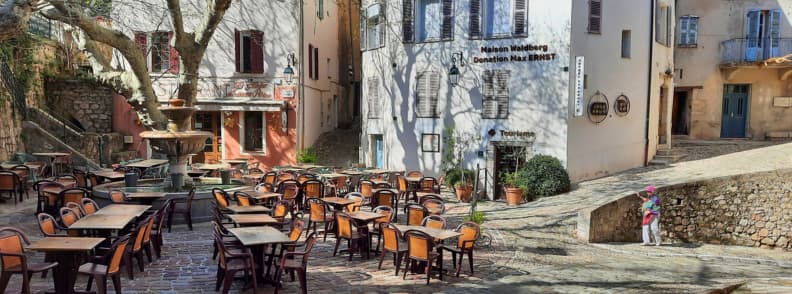 Seillans Var Village Square in Pays de Fayence Café terrace and stone village square in Seillans Var, with pastel façades, old houses, and narrow lanes in the Pays de Fayence.